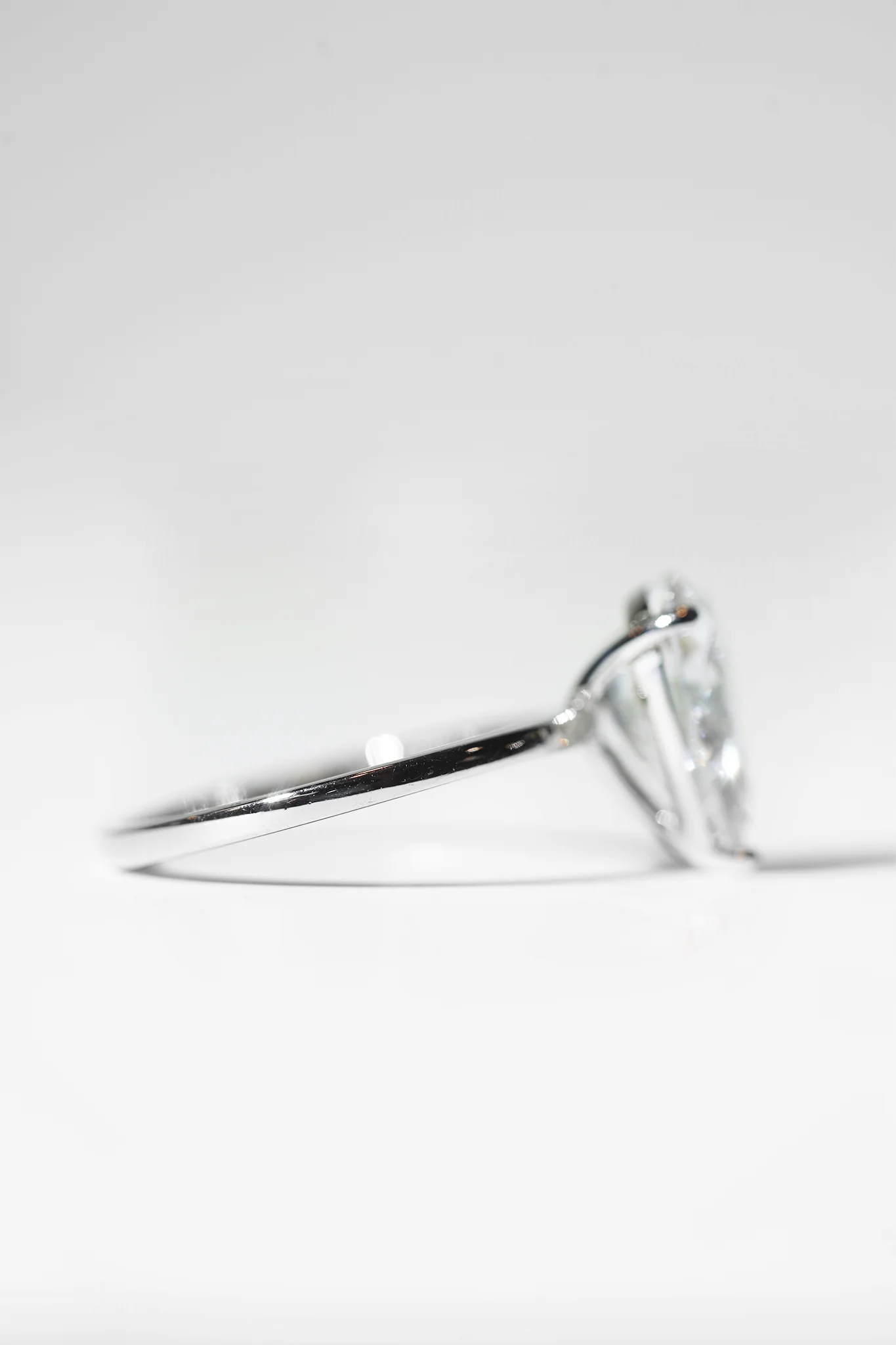 4ct Pear Shape Plain Band - Image 3